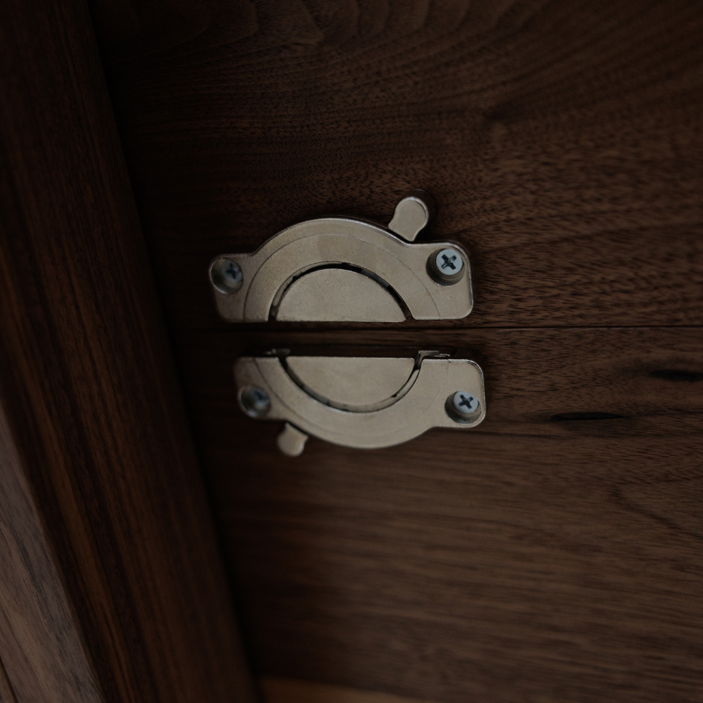 Locking mechanism on an extendible dining table